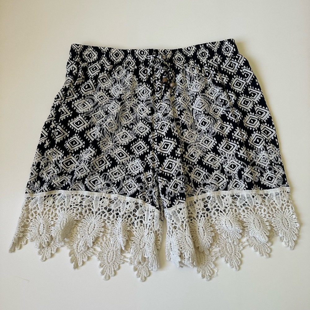Solitaire Crochet Casual Pull-on Shorts|Black White~XL